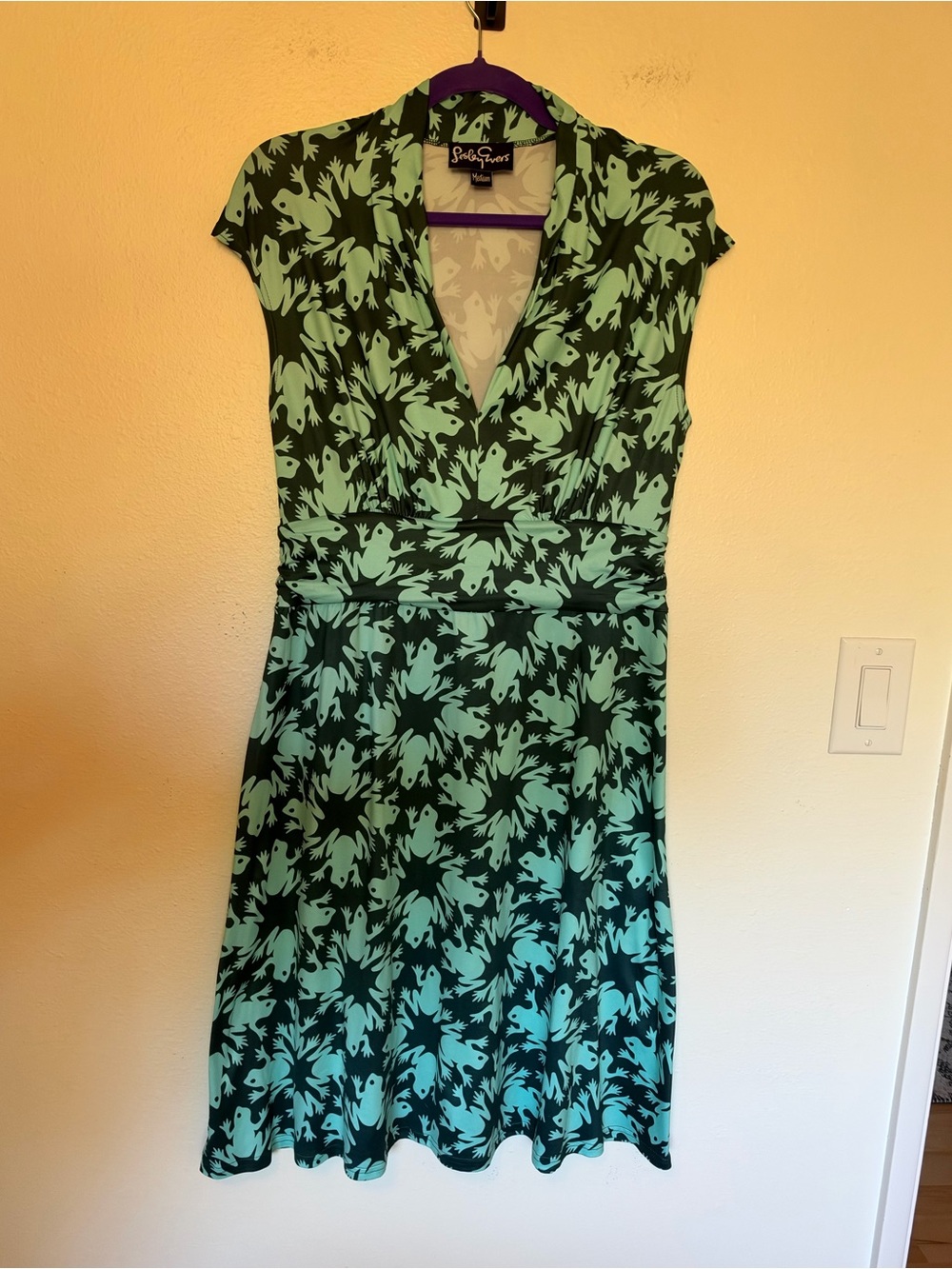 RARE Lesley Evers Mini Dress Frog Print Green Medium Cap Sleeve V Neck EUC